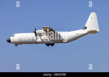 Pallas Aviation Lockheed Martin LM-100J Hercules (l-382) (REG : N71KM) sur la piste finale 31. Banque D'Images