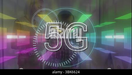 Affichage d'un grand graphique 5G superposant l'espace de bureau, avec des collègues tenant smartphone et tablette Banque D'Images