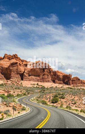 Route sinueuse à travers des paysages spectaculaires dans le parc national des Arches à Moab. Personne. Concept de voyage. Banque D'Images