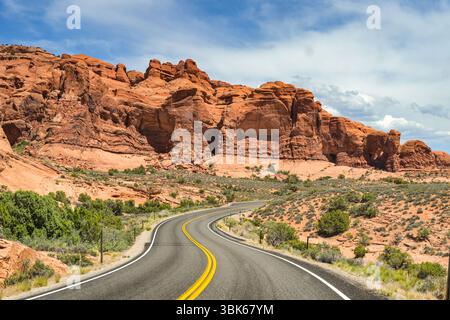 Route sinueuse à travers des paysages spectaculaires dans le parc national des Arches à Moab. Personne. Banque D'Images