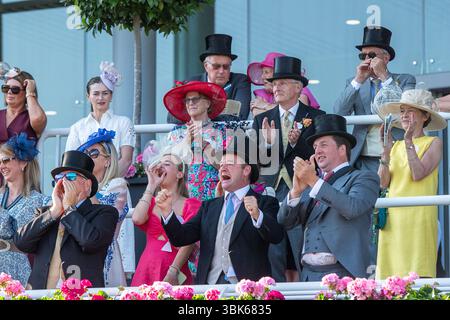 Ascot, Berkshire, Royaume-Uni. 18 juin 2025. Grands acclamations des coureurs alors que le cheval HAVANA HURRICANE monté par le jockey Charles Bishop remporte le Windsor Castle Stakes, course répertoriée, classe 1 à Royal Ascot, Ascot Racecourse, Berkshire le deuxième jour de Royal Ascot. Propriétaire J Allison & T Cartwright, entraîneur Eve Johnson Houghton, Blewbury, éleveur Lady Cobham Banque D'Images