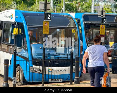 Pontypridd, Rhondda Cynon TAF, pays de Galles, Royaume-Uni - 17 mai 2025 : les gens prennent les bus publics à la gare routière de Pontypridd. Le bus est exploité par Stagecoach Banque D'Images