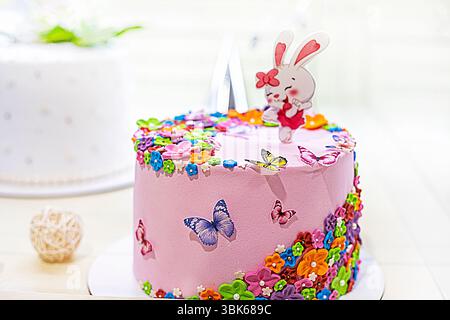 gâteau pour enfants avec des papillons et un lapin. Fête des enfants, joyeux anniversaire Banque D'Images