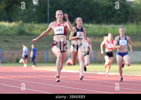 Leipzig, Allemagne. 18 novembre 2024. Corinna Schwab (1091, lac Erdgas Chemnitz), 200 M. Leichtathletik : 5. Gohliser Laufnacht am 18.06.2025 im Stadion des Friedens, Leipzig. Crédit : dpa/Alamy Live News Banque D'Images