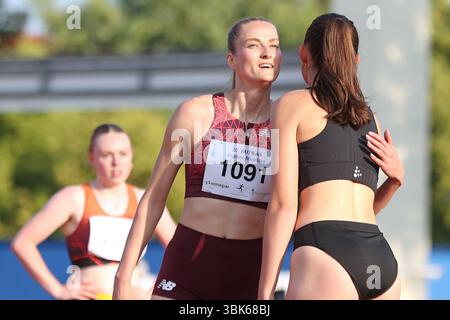 Leipzig, Allemagne. 18 novembre 2024. Corinna Schwab (1091, lac Erdgas Chemnitz), 200 M. Leichtathletik : 5. Gohliser Laufnacht am 18.06.2025 im Stadion des Friedens, Leipzig. Crédit : dpa/Alamy Live News Banque D'Images