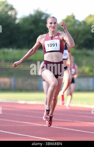 Leipzig, Allemagne. 18 novembre 2024. Corinna Schwab (1091, lac Erdgas Chemnitz), 200 M. Leichtathletik : 5. Gohliser Laufnacht am 18.06.2025 im Stadion des Friedens, Leipzig. Crédit : dpa/Alamy Live News Banque D'Images