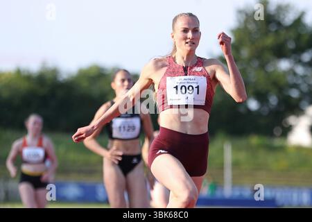 Leipzig, Allemagne. 18 novembre 2024. Corinna Schwab (1091, lac Erdgas Chemnitz), 200 M. Leichtathletik : 5. Gohliser Laufnacht am 18.06.2025 im Stadion des Friedens, Leipzig. Crédit : dpa/Alamy Live News Banque D'Images
