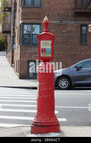 une ancienne boîte d'appel d'alarme incendie de l'ère victorienne sur un coin d'une rue de new york à manhattan, pour appeler la police et les pompiers en cas d'eme Banque D'Images