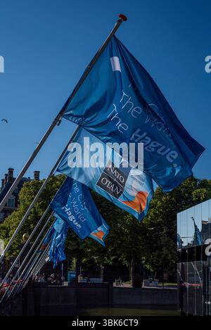 La Haye, Hollande méridionale, pays-Bas. 18 juin 2025. Alors que les pays-Bas se préparent à accueillir le Sommet de l'OTAN de 2025 du 24 au 25 juin, des drapeaux faisant la promotion de l'OTAN et de la Haye (la ville hôte) flottent dans le centre-ville de la Haye. C'est la première fois que les pays-Bas accueilleront le Sommet de l'OTAN, et cet événement de deux jours devrait attirer environ 9 000 participants. (Crédit image : © James Petermeier/ZUMA Press Wire) USAGE ÉDITORIAL SEULEMENT ! Non destiné à UN USAGE commercial ! Banque D'Images