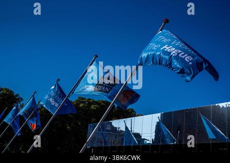 La Haye, Hollande méridionale, pays-Bas. 18 juin 2025. Alors que les pays-Bas se préparent à accueillir le Sommet de l'OTAN de 2025 du 24 au 25 juin, des drapeaux faisant la promotion de l'OTAN et de la Haye (la ville hôte) flottent dans le centre-ville de la Haye. C'est la première fois que les pays-Bas accueilleront le Sommet de l'OTAN, et cet événement de deux jours devrait attirer environ 9 000 participants. (Crédit image : © James Petermeier/ZUMA Press Wire) USAGE ÉDITORIAL SEULEMENT ! Non destiné à UN USAGE commercial ! Banque D'Images