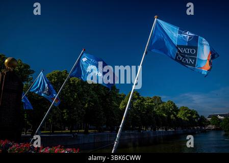 La Haye, Hollande méridionale, pays-Bas. 18 juin 2025. Alors que les pays-Bas se préparent à accueillir le Sommet de l'OTAN de 2025 du 24 au 25 juin, des drapeaux faisant la promotion de l'OTAN et de la Haye (la ville hôte) flottent dans le centre-ville de la Haye. C'est la première fois que les pays-Bas accueilleront le Sommet de l'OTAN, et cet événement de deux jours devrait attirer environ 9 000 participants. (Crédit image : © James Petermeier/ZUMA Press Wire) USAGE ÉDITORIAL SEULEMENT ! Non destiné à UN USAGE commercial ! Banque D'Images