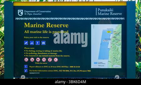 Panneau d'interprétation, réserve marine de Punakaiki, parc national de Paparoa, côte ouest, Nouvelle-Zélande Banque D'Images