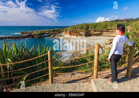 Visiteur profitant de la vue à Punakaiki Marine Reserve, Paparoa National Park, West Coast, Nouvelle-Zélande Banque D'Images