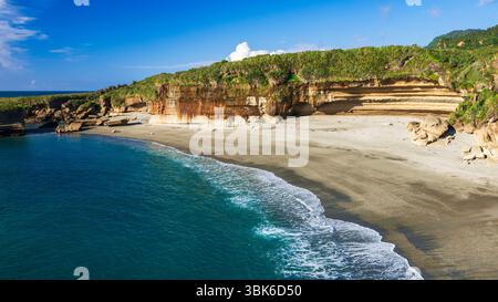 Plage vide de la réserve marine de Punakaiki, parc national de Paparoa, côte ouest, Nouvelle-Zélande Banque D'Images