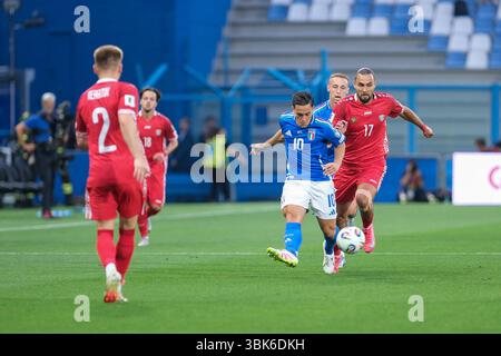 Giacomo Raspadori de l'équipe italienne suivi par Virgiliu Postolachi de l'équipe moldave lors de la phase de championnat du groupe 1 FIFA 2026 qualifier match entre I et I. Banque D'Images