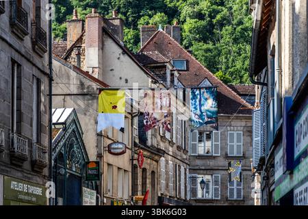 Rue principale d'Aubusson décorée de Street art commémorant l'histoire de la tapisserie dans la région. Reconnue comme patrimoine culturel immatériel par l’UNESCO en 2009, la tapisserie d’Aubusson incarne plus de 600 ans d’artisanat et de design artistique, qui est encore pratiqué et développé aujourd’hui. Place Jean Lurçat, Aubusson, Nouvelle-Aquitaine, France Banque D'Images