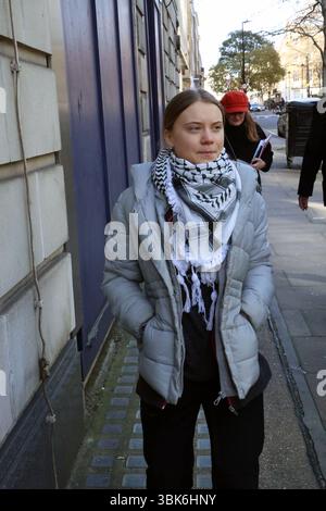 Greta Thunberg LONDRES, ROYAUME-UNI - 1er FÉVRIER 2024 : la militante suédoise pour le climat Greta Thunberg quitte le tribunal d'instance de Westminster pour une pause déjeuner le premier jour de son procès pour atteinte à l'ordre public après une manifestation contre le changement climatique l'année dernière à Londres, au Royaume-Uni, le 1er février 2024. Greta Thunberg a été arrêtée en octobre dernier lors d'une manifestation contre Energy Intelligence Forum, une conférence majeure de l'industrie pétrolière et gazière, et plus tard inculpée avec quatre autres militants d'infractions à l'ordre public pour avoir prétendument refusé de quitter l'autoroute et poursuivi leur manifestation Banque D'Images