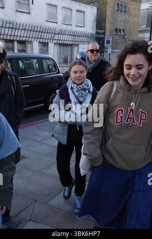 Greta Thunberg LONDRES, ROYAUME-UNI - 1er FÉVRIER 2024 : la militante suédoise pour le climat Greta Thunberg quitte le tribunal d'instance de Westminster pour une pause déjeuner le premier jour de son procès pour atteinte à l'ordre public après une manifestation contre le changement climatique l'année dernière à Londres, au Royaume-Uni, le 1er février 2024. Greta Thunberg a été arrêtée en octobre dernier lors d'une manifestation contre Energy Intelligence Forum, une conférence majeure de l'industrie pétrolière et gazière, et plus tard inculpée avec quatre autres militants d'infractions à l'ordre public pour avoir prétendument refusé de quitter l'autoroute et poursuivi leur manifestation Banque D'Images