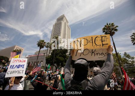 Los Angeles, Californie, États-Unis - 14 juin 2025 : les gens se rassemblent pour protester contre les actions du président Trump pendant le mouvement national No Kings. Banque D'Images