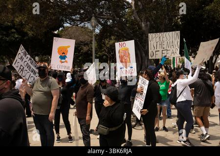 Los Angeles, Californie, États-Unis - 14 juin 2025 : les gens se rassemblent pour protester contre les actions du président Trump pendant le mouvement national No Kings. Banque D'Images
