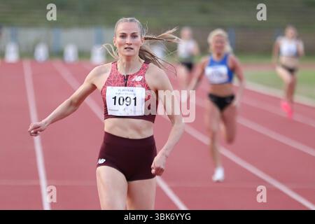 Leipzig, Allemagne. 18 novembre 2024. Corinna Schwab (1091, lac Erdgas Chemnitz), 400 M. Leichtathletik : 5. Gohliser Laufnacht am 18.06.2025 im Stadion des Friedens, Leipzig. Crédit : dpa/Alamy Live News Banque D'Images