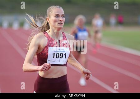 Leipzig, Allemagne. 18 novembre 2024. Corinna Schwab (1091, lac Erdgas Chemnitz), 400 M. Leichtathletik : 5. Gohliser Laufnacht am 18.06.2025 im Stadion des Friedens, Leipzig. Crédit : dpa/Alamy Live News Banque D'Images