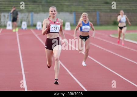 Leipzig, Allemagne. 18 novembre 2024. Corinna Schwab (1091, lac Erdgas Chemnitz), 400 M. Leichtathletik : 5. Gohliser Laufnacht am 18.06.2025 im Stadion des Friedens, Leipzig. Crédit : dpa/Alamy Live News Banque D'Images