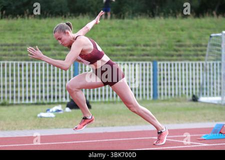 Leipzig, Allemagne. 18 novembre 2024. Corinna Schwab (1091, lac Erdgas Chemnitz), 400 M. Leichtathletik : 5. Gohliser Laufnacht am 18.06.2025 im Stadion des Friedens, Leipzig. Crédit : dpa/Alamy Live News Banque D'Images