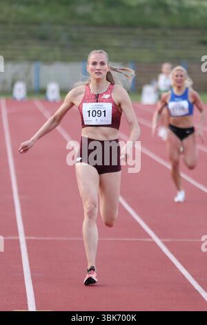 Leipzig, Allemagne. 18 novembre 2024. Corinna Schwab (1091, lac Erdgas Chemnitz), 400 M. Leichtathletik : 5. Gohliser Laufnacht am 18.06.2025 im Stadion des Friedens, Leipzig. Crédit : dpa/Alamy Live News Banque D'Images