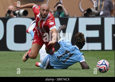 Philadelphie, États-Unis. 18 juin 2025. Nordin Amrabat (11 ans) du Wydad AC marocain et Jérémy Doku (11 ans) de Manchester City tombent après avoir lutté pour le contrôle du ballon lors du match du groupe G de la Coupe du monde des clubs de la FIFA 2025 entre Manchester City FC et Wydad AC au Lincoln Financial Field à Philadelphie, PA, le 18 juin 2025. (Photo par Anthony Behar/Sipa USA) crédit : Sipa USA/Alamy Live News Banque D'Images