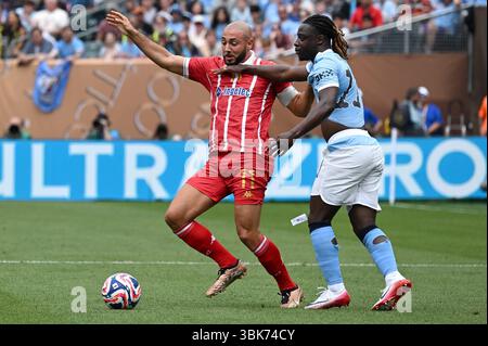 Philadelphie, États-Unis. 18 juin 2025. Nordin Amrabat (11 ans), du Wydad AC marocain, combat contre Jérémy Doku (11 ans) de Manchester City lors du match du groupe G de la Coupe du monde des clubs de la FIFA 2025 entre Manchester City FC et Wydad AC au Lincoln Financial Field à Philadelphie, PA, le 18 juin 2025. (Photo par Anthony Behar/Sipa USA) crédit : Sipa USA/Alamy Live News Banque D'Images