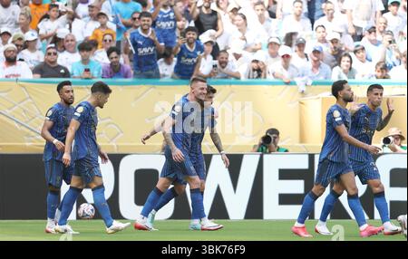 Miami, États-Unis. 18 juin 2025. Ruben Neves (4e l) d'Al Hilal réagit après avoir marqué un but de pénalité lors du match du groupe H entre le Real Madrid C. F. d'Espagne et Al Hilal d'Arabie Saoudite lors de la Coupe du monde des clubs de la FIFA 2025 au Hard Rock Stadium, Miami, États-Unis, le 18 juin 2025. Crédit : Li Ming/Xinhua/Alamy Live News Banque D'Images