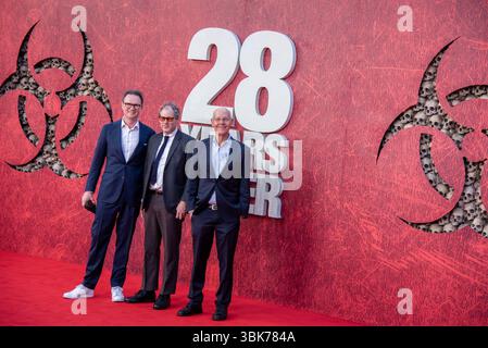 Londres, Royaume-Uni. 18 juin 2025. Peter Rice, président de Disney General Entertainment Content, The Walt Disney Company, Sanford Panitch, président de Sony Pictures Entertainment Motion Picture Group et Robert Newman assistent à la première mondiale « 28 Years Later » à l'Odeon luxe Leicester Square. Crédit : SOPA images Limited/Alamy Live News Banque D'Images
