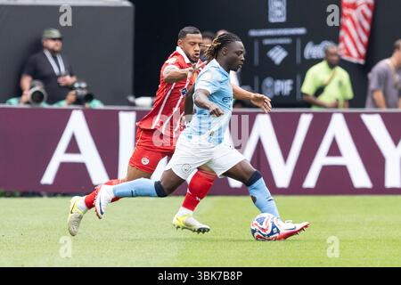 Philadelphie, PA, 18 juin 2025 : Jeremy Doku (11 ans) de Manchester City contrôle le ballon lors de la Coupe du monde des clubs 2025 : Manchester City vs Wydad AC match au Lincoln Financial Field à Philadelphie, Pennsylvanie, États-Unis le 18 juin 2025. Manchester City a gagné 2 à 0. Crédit : Lev Radin/Alamy News Live Banque D'Images