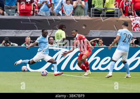 Philadelphie, PA, 18 juin 2025 : Jeremy Doku (11 ans) de Manchester City passe le ballon lors de la Coupe du monde des clubs FIFA 2025 : Manchester City vs Wydad AC match au Lincoln Financial Field à Philadelphie, Pennsylvanie, États-Unis le 18 juin 2025. Manchester City a gagné 2 à 0. Crédit : Lev Radin/Alamy News Live Banque D'Images