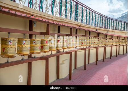 Roues à prières bouddhistes près de la statue de Bouddha Maitreya au monastère Diskit, vallée de Nubra, Ladakh, Inde Banque D'Images