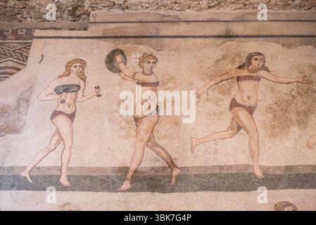 Italie, Villa Romana del Casale en Sicile, mosaïques romaines représentant des femmes dans des bikinis modernes jouant au ballon et faisant de l'exercice avec des poids dans la salle O. Banque D'Images