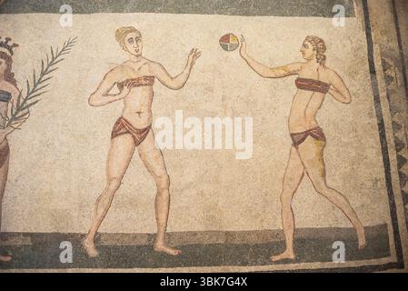 Italie, Villa Romana del Casale en Sicile, mosaïques romaines représentant des femmes dans des bikinis modernes jouant au ballon et faisant de l'exercice avec des poids dans la salle O. Banque D'Images