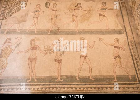 Italie, Villa Romana del Casale en Sicile, mosaïques romaines représentant des femmes dans des bikinis modernes jouant au ballon et s'exerçant avec des poids dans la salle de Banque D'Images