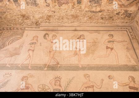Italie, Villa Romana del Casale en Sicile, mosaïques romaines représentant des femmes dans des bikinis modernes jouant au ballon et s'exerçant avec des poids dans la salle de Banque D'Images