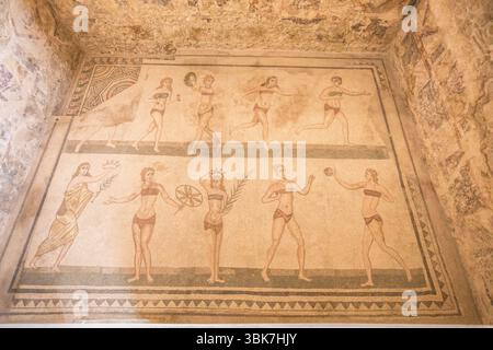 Italie, Villa Romana del Casale en Sicile, mosaïques romaines représentant des femmes dans des bikinis modernes jouant au ballon et s'exerçant avec des poids dans la salle de Banque D'Images