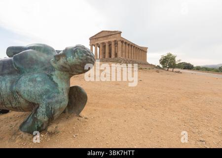 Italie, Sicile, Agrigente, Temple de Concordia, au premier plan une sculpture en bronze de Dédale par Igor Mitoraj Banque D'Images