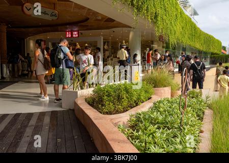Bali, Indonésie - 25 décembre 2024 : un groupe de personnes se tient debout à l'extérieur de Beachwalk Banque D'Images