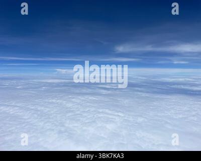 Mer de nuages sans fin sous ciel bleu Banque D'Images
