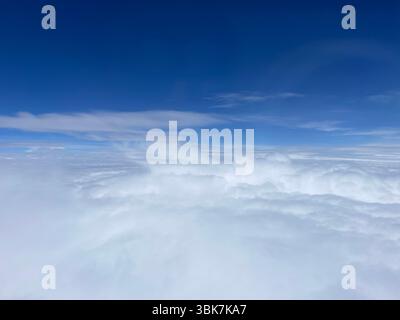Vaste Cloud Deck sous Azure Sky Banque D'Images