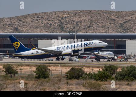 Ryanair Boeing 737-8200 Max 200 avion à réaction EI-HGV décollant de l'aéroport d'Alicante Elche, Costa Blanca, Espagne, UE. Décollage de la piste Banque D'Images