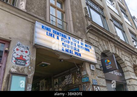 Le panneau de cinéma vintage au-dessus de Kino Central à Berlin affiche des titres de films indépendants, entourés de Street art urbain, d'autocollants et de graffitis sur un buil historique Banque D'Images