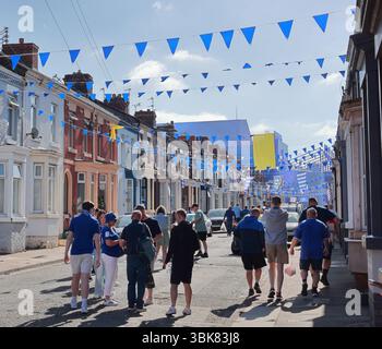 Les fans s'approchent de Goodison Park avant le dernier match de la première équipe masculine à y jouer. Goodison Park accueille Everton FC depuis 1892. Banque D'Images