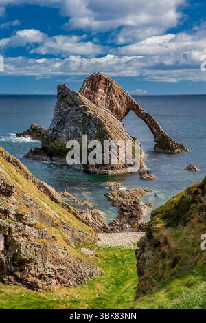 Vue sur une journée ensoleillée en été du Bow Fiddle Rock près de Portknockie à Moray dans le nord-est de l'Écosse Banque D'Images