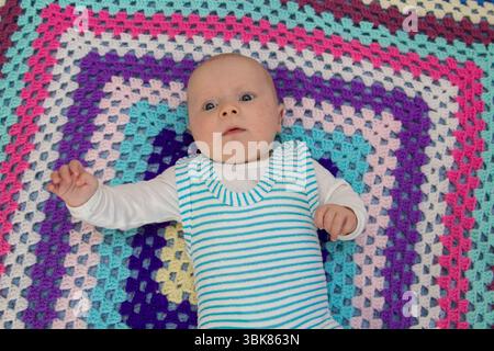 sur un plaid chaud repose un bébé à l'automne Banque D'Images